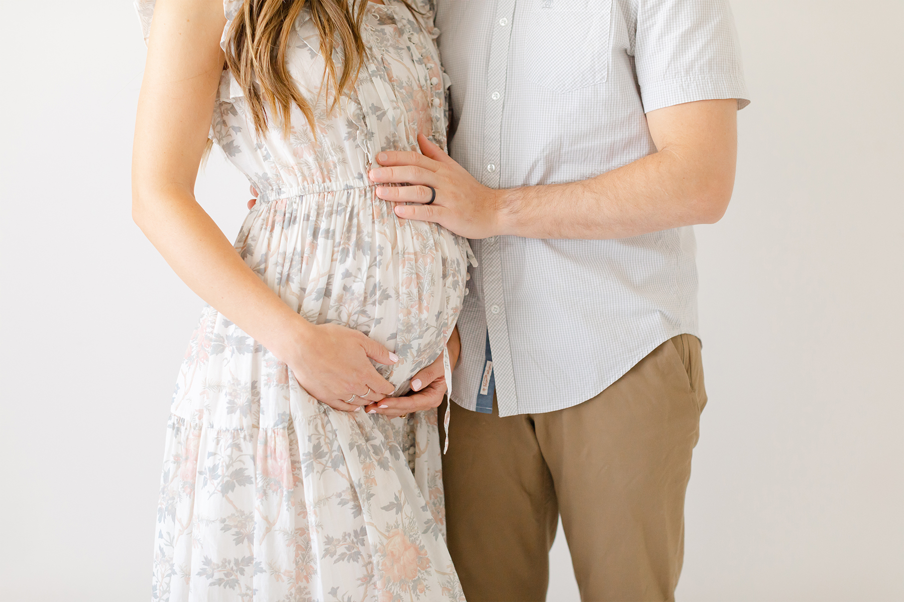 image of an expecting couple looking for the top birthing classes in omaha